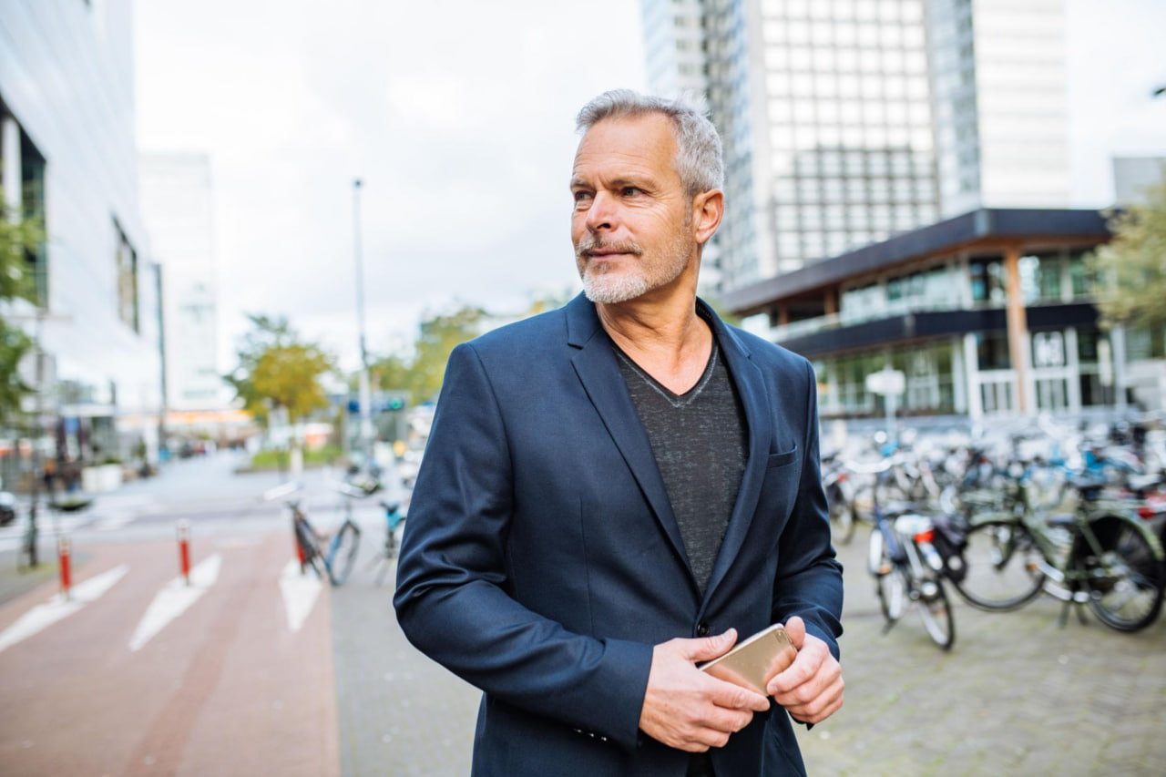 Människor i en ljus nordisk vardagsmiljö